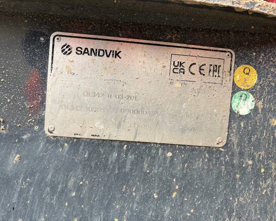 Заводская табличка Sandvik QE342 с годом выпуска 2025